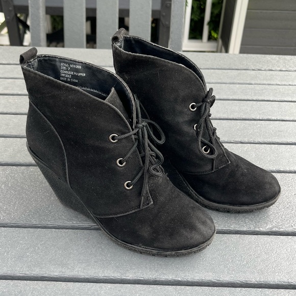 Charles Albert; Black CowSuede; Wedge Boot; Womans 7; 3.5in Wedge; Minimal Wear - Picture 1 of 11